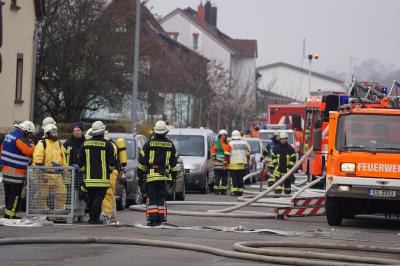 Esslingen-Zell: Gebaeudevollbrand mit mehreren Verletzten - Chemikalien gefunden! Kampfmittelraeumdienst vor Ort